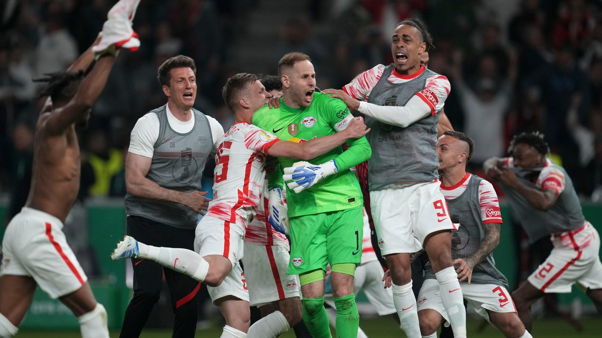 Die Mannschaft von RB Leipzig nach dem Sieg im Elfmeter-Schießen auf dem Feld. Die Mannschaft von RB Leipzig nach dem Sieg im Elfmeter-Schießen auf dem Feld.