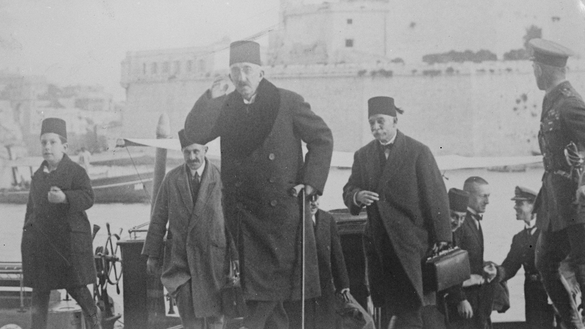 Sultan Mehmed VI. und sein Sohn Prinz Mohammed Ertogroul kommen am 29. November in Malta an, wo ihnen nach der Aufhebung des Sultanats Exil gewährt wird Sultan Mehmed VI. und sein Sohn Prinz Mohammed Ertogroul kommen am 29. November in Malta an, wo ihnen nach der Aufhebung des Sultanats Exil gewährt wird