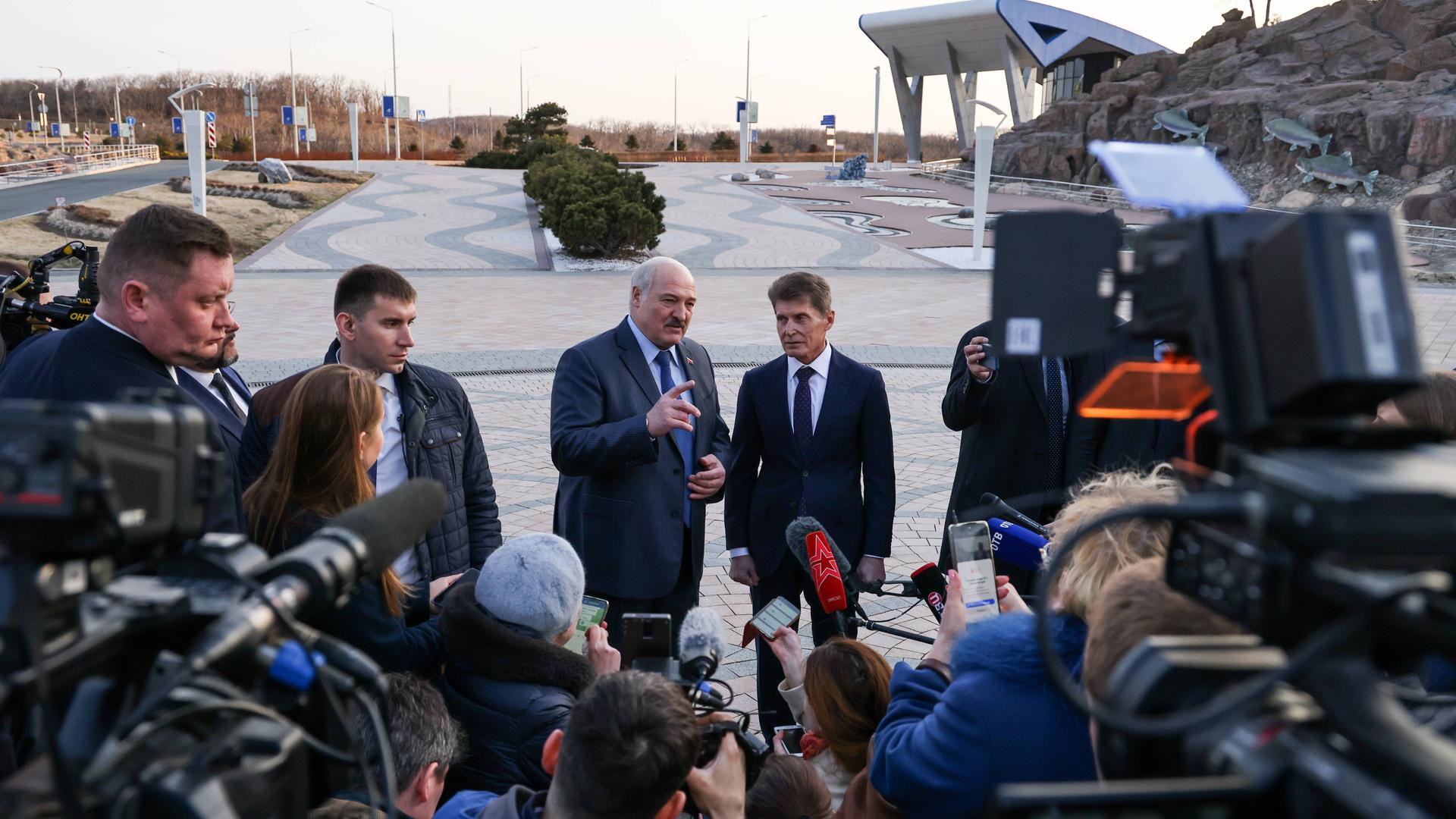 Medienvertreter umringen bei einem Pressetermin in Russland Diktator Alexander Lukaschenko Medienvertreter umringen bei einem Pressetermin in Russland Diktator Alexander Lukaschenko
