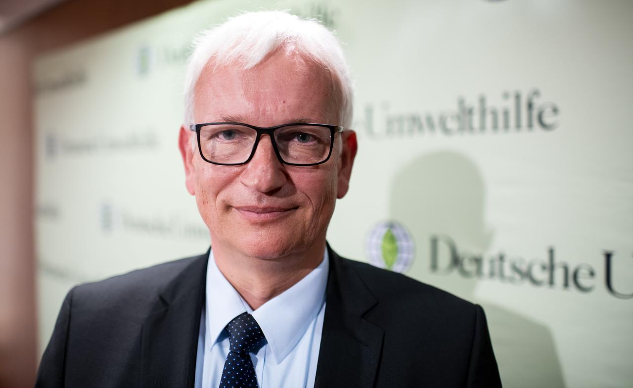 Jürgen Resch, Bundesgeschäftsführer der Deutschen Umwelthilfe (DUH), steht anlässlich einer Pressekonferenz der Deutschen Umwelthilfe zur Zukunft der Automobilindustrie in Deutschland im Haus der Bundespressekonferenz. Jürgen Resch, Bundesgeschäftsführer der Deutschen Umwelthilfe (DUH), steht anlässlich einer Pressekonferenz der Deutschen Umwelthilfe zur Zukunft der Automobilindustrie in Deutschland im Haus der Bundespressekonferenz.