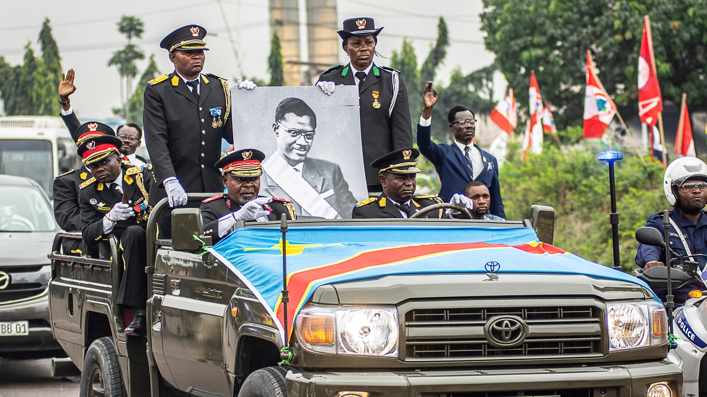 Ein Militärauto transportiert den Zahn von Freiheitskämpfer Patrice Lumumba durch die Straßen von Kinshasa im Kongo