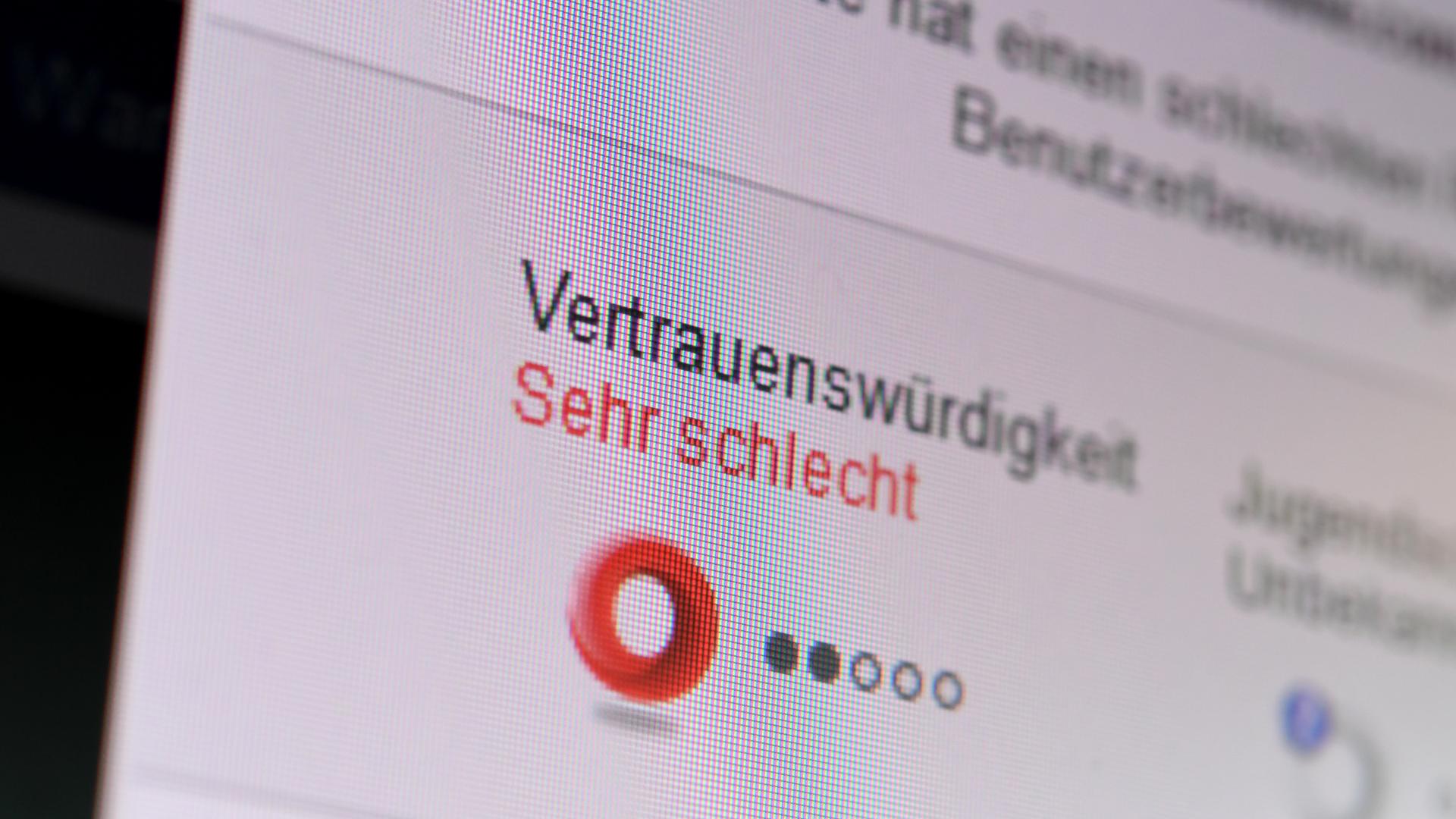 Das Browser-Add-On Web of Trust (WOT) zeigt am 02.06.2016 in Berlin bei einer Internetrecherche an, dass eine der angezeigten Websites nicht vertrauenswürdig ist. 
