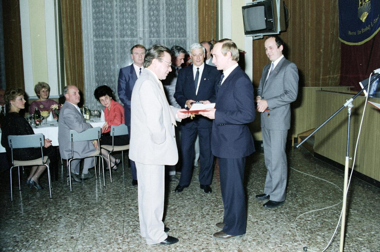 Überreichung der Ehrennadel der Gesellschaft für Deutsch-Sowjetische Freundschaft in Gold, 21.11.87 in Dresden beim Ball der Waffenbrüderschaft anlässlich des 70. Jahrestags der Oktoberrevolution. Überreichung der Ehrennadel der Gesellschaft für Deutsch-Sowjetische Freundschaft in Gold, 21.11.87 in Dresden beim Ball der Waffenbrüderschaft anlässlich des 70. Jahrestags der Oktoberrevolution.