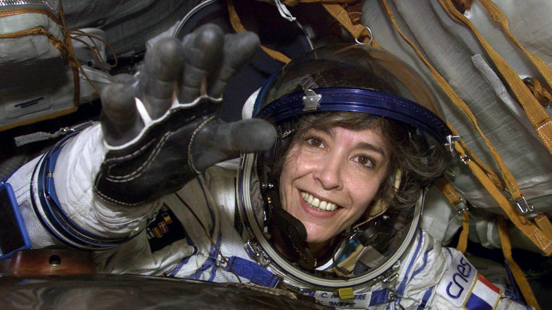 Die französische Astronautin Claudie Haignere winkt nach ihrer Landung am 31.10.2001 400 Kilometer südwestlich von Karaganda.