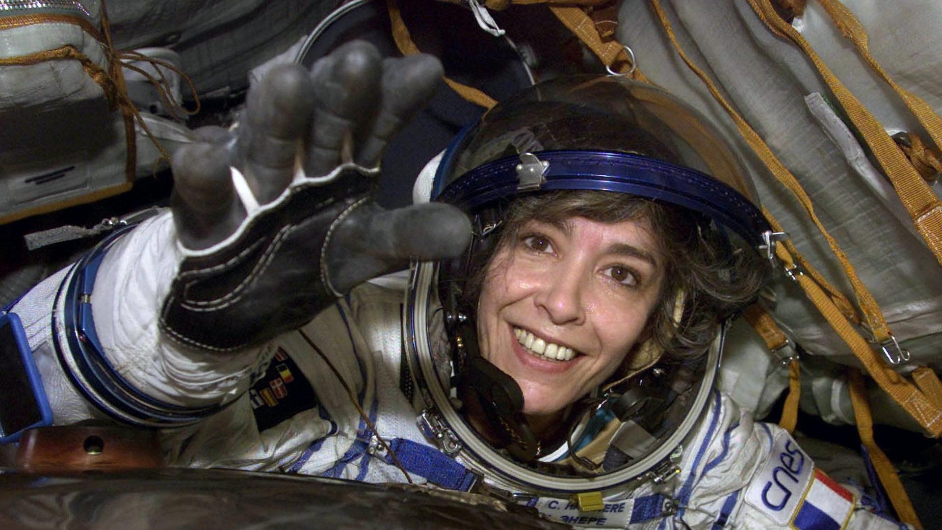 Die französische Astronautin Claudie Haignere winkt nach ihrer Landung am 31.10.2001 400 Kilometer südwestlich von Karaganda. Die französische Astronautin Claudie Haignere winkt nach ihrer Landung am 31.10.2001 400 Kilometer südwestlich von Karaganda.