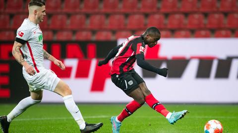 Leverkusens Moussa Diaby (r) trifft zum 4:1. Links läuft Augsburgs Jeffrey Gouweleeuw.