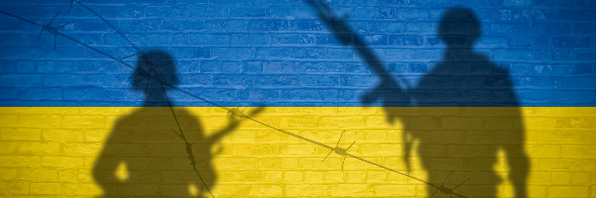 Schatten von Soldaten vor einer blau-weißen Wand Schatten von Soldaten vor einer blau-weißen Wand
