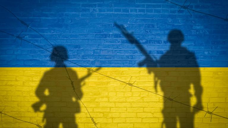 Schatten von Soldaten vor einer blau-weißen Wand Schatten von Soldaten vor einer blau-weißen Wand