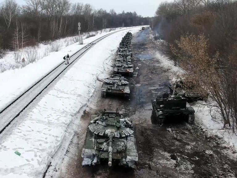 Russische Panzer in einer Winterlandschaft