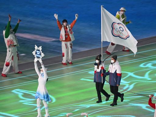 Olympia: Eröffnungsfeier im Olympiastadion «Vogelnest». Yu ting Huang und Ping-jui Ho tragen für Taiwan die Flagge ins Stadion.