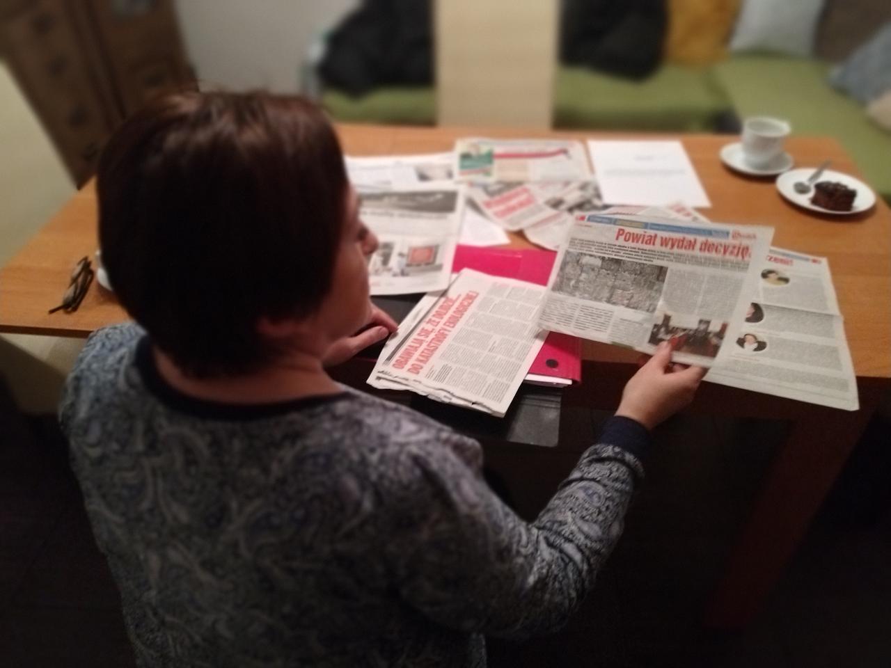 Eine Person hat Zeitungsartikel auf einem Schreibtisch verteilt. Eine Person hat Zeitungsartikel auf einem Schreibtisch verteilt.