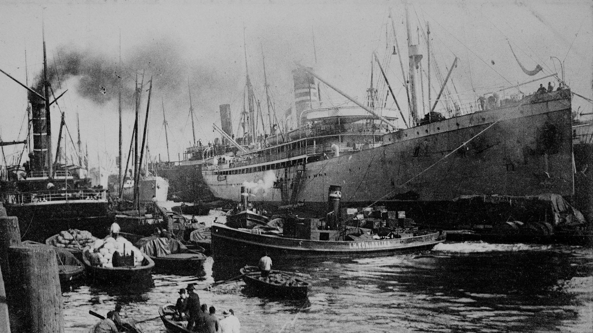 Der Dampfer "Gouverneur" im Hamburger Hafen. Historische Aufnahme von ca. 1899 
