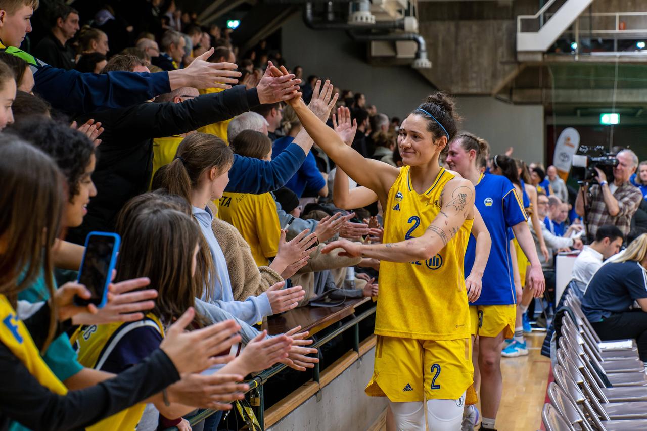 Die Basketballerinnen von Alba Berlin bei ihren Fans (nach dem Spiel gegen die Giro Live Panthers Osnabrück) Die Basketballerinnen von Alba Berlin bei ihren Fans (nach dem Spiel gegen die Giro Live Panthers Osnabrück)