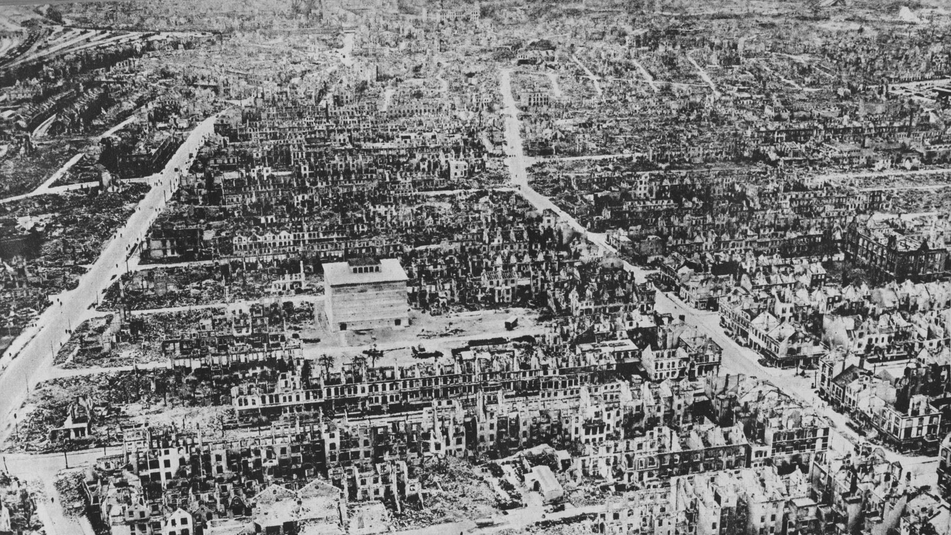 Bremen 1944 nach den Bombardierungen durch die Royal Air Force
Bremen 1944 nach den Bombardierungen durch die Royal Air Force