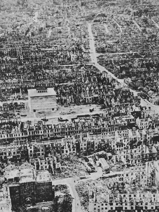 Bremen 1944 nach den Bombardierungen durch die Royal Air Force 
