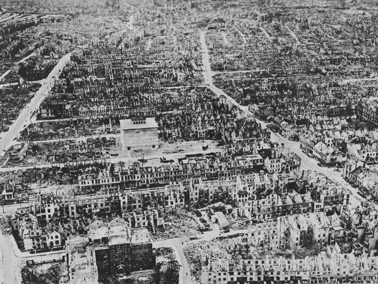Bremen 1944 nach den Bombardierungen durch die Royal Air Force 
