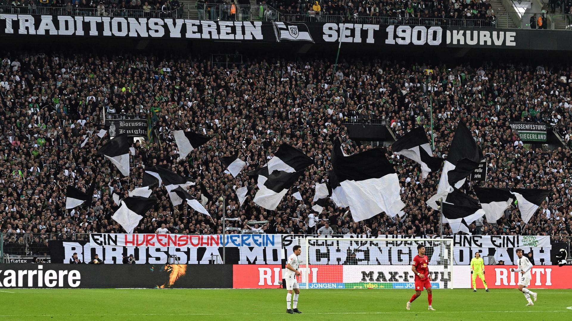 Auf dem Banner steht: "Ein Hurensohnverein stellt nur Hurensöhne ein!" Auf dem Banner steht: "Ein Hurensohnverein stellt nur Hurensöhne ein!"