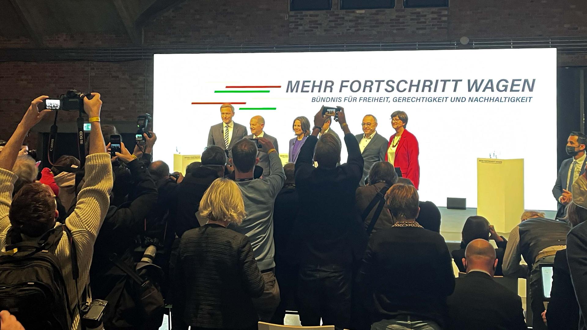 Die Partei-Vorsitzenden von SPD, Grünen und FDP auf einer Bühne in Berlin.