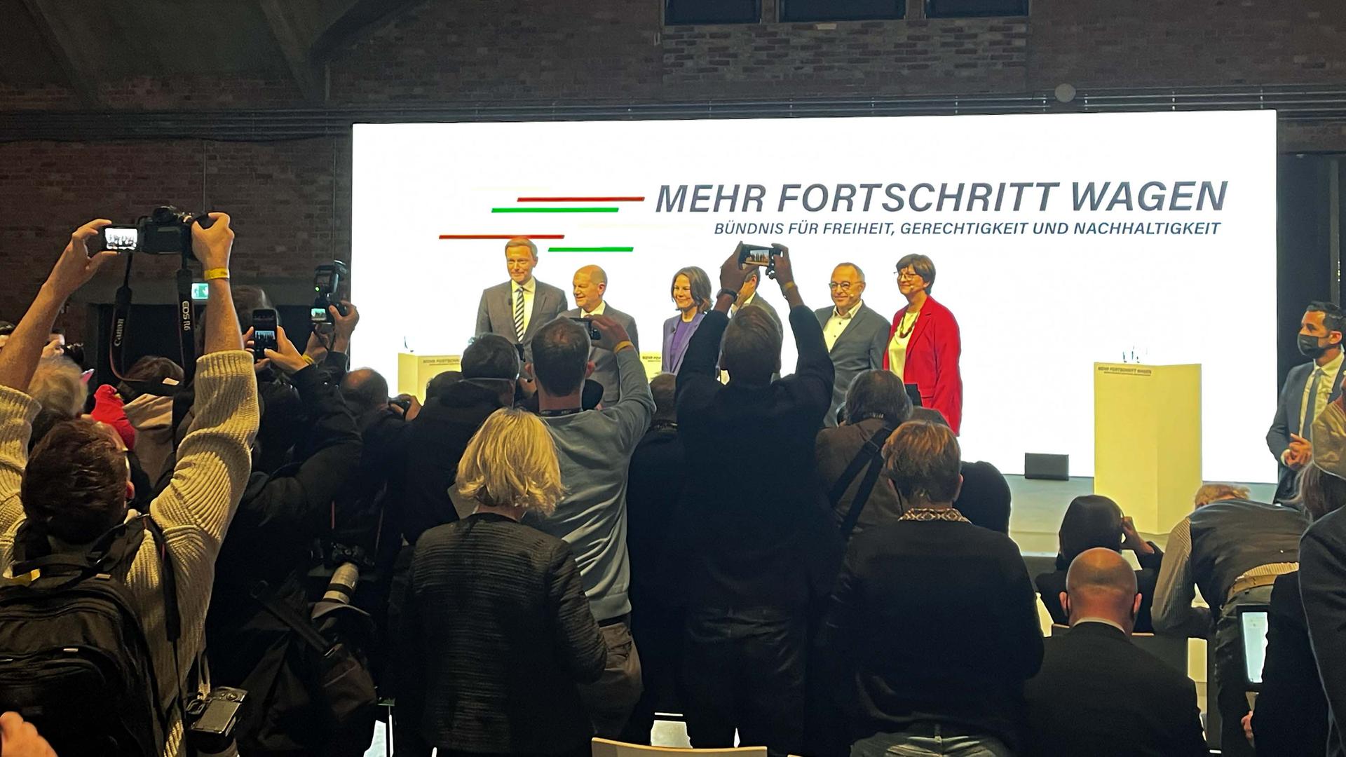 Die Partei-Vorsitzenden von SPD, Grünen und FDP auf einer Bühne in Berlin. Die Partei-Vorsitzenden von SPD, Grünen und FDP auf einer Bühne in Berlin.