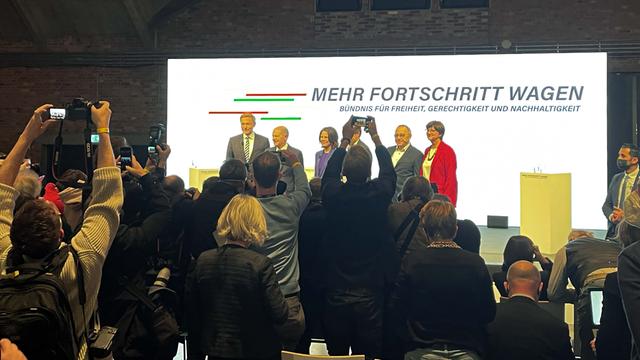 Die Parteivorsitzenden von SPD, Bündnis90 / Die Grünen und FDP auf einer Bühne am Berliner Westhafen