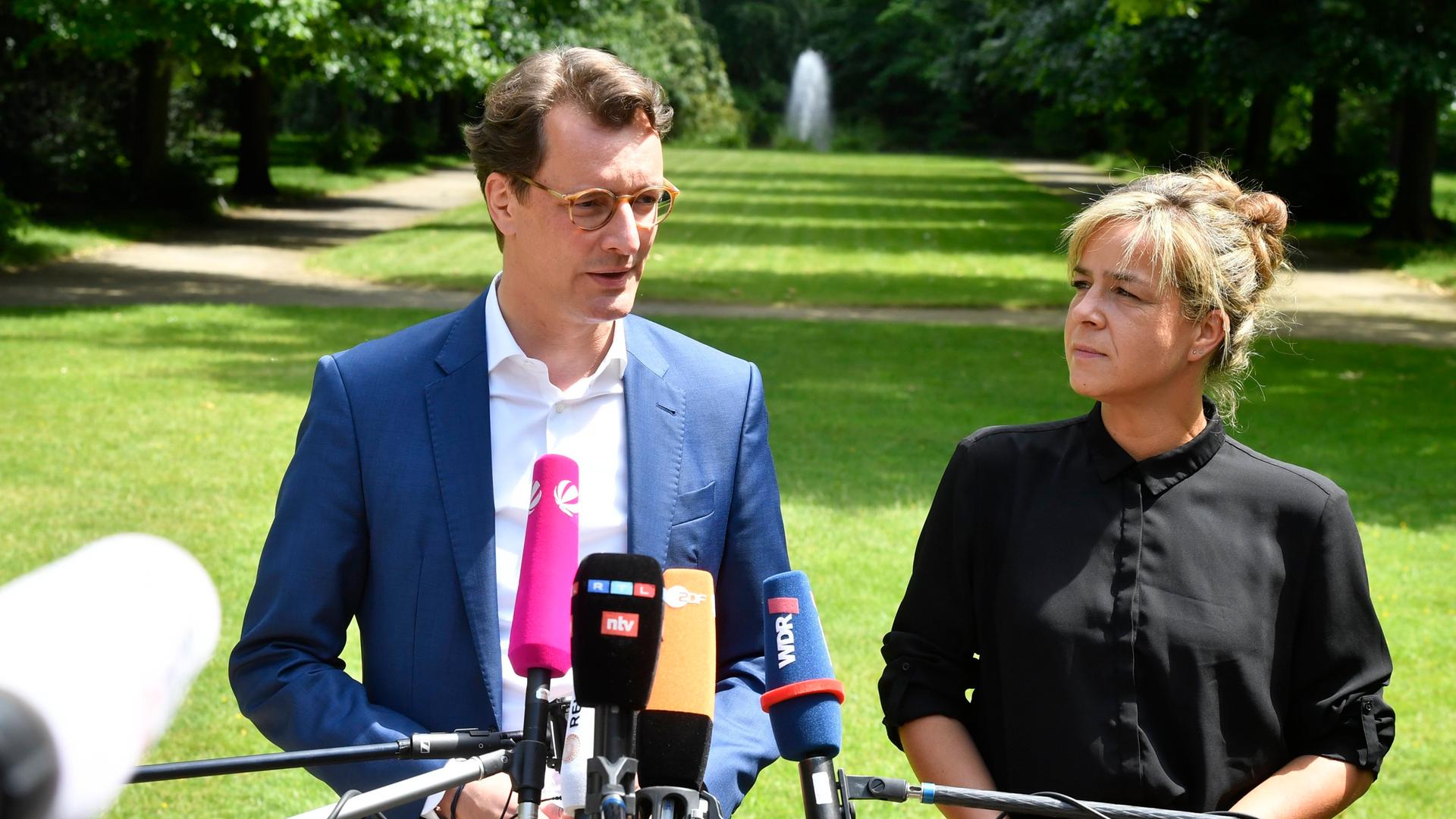 Hendrik Wüst (l, CDU), Ministerpräsident von Nordrhein-Westfalen, und Mona Neubaur, Spitzenkandidatin und Landesvorsitzende (Bündnis 90/Die Grünen) geben ein Statement vor der Presse. Hendrik Wüst (l, CDU), Ministerpräsident von Nordrhein-Westfalen, und Mona Neubaur, Spitzenkandidatin und Landesvorsitzende (Bündnis 90/Die Grünen) geben ein Statement vor der Presse.