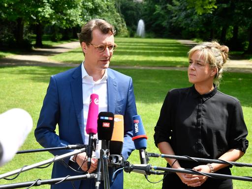 Hendrik Wüst (l, CDU), Ministerpräsident von Nordrhein-Westfalen, und Mona Neubaur, Spitzenkandidatin und Landesvorsitzende (Bündnis 90/Die Grünen) geben ein Statement vor der Presse.