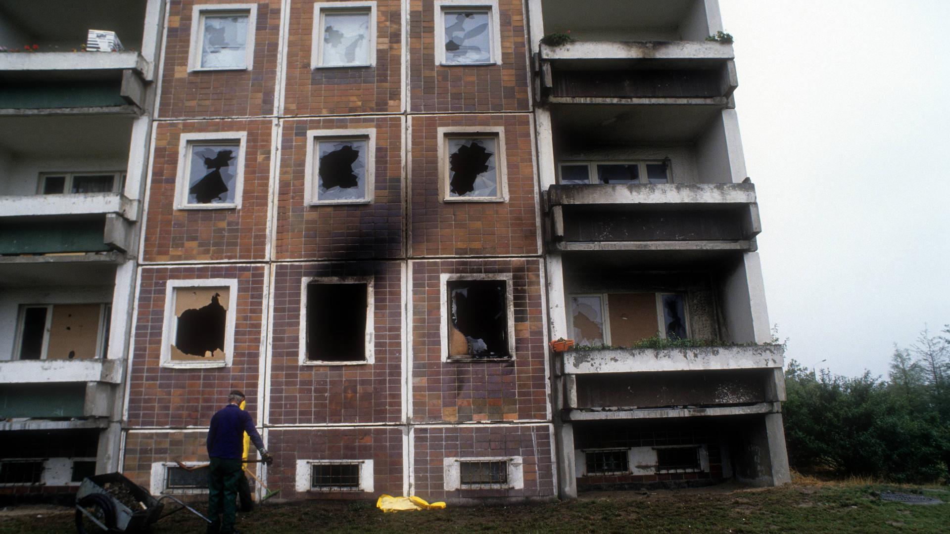 Das Sonnenblumenhaus in Rostock-Lichtenhagen. 1992 war die damalige Zentrale Aufnahmestelle für Asylbewerber heftigen Angriffen gewalttätiger Menschen ausgesetzt. Im Bild ausgebrannte Fenster und Türen. Das Sonnenblumenhaus in Rostock-Lichtenhagen. 1992 war die damalige Zentrale Aufnahmestelle für Asylbewerber heftigen Angriffen gewalttätiger Menschen ausgesetzt. Im Bild ausgebrannte Fenster und Türen.