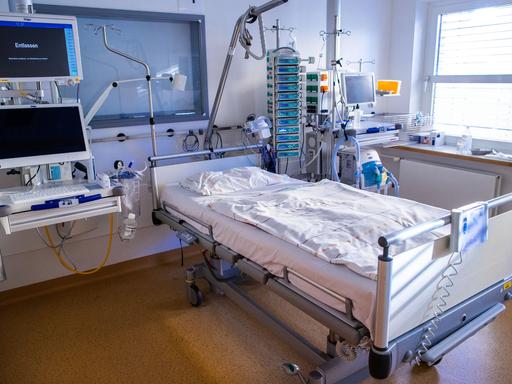 Ein leeres Krankenbett steht in einem Krankenhaus
