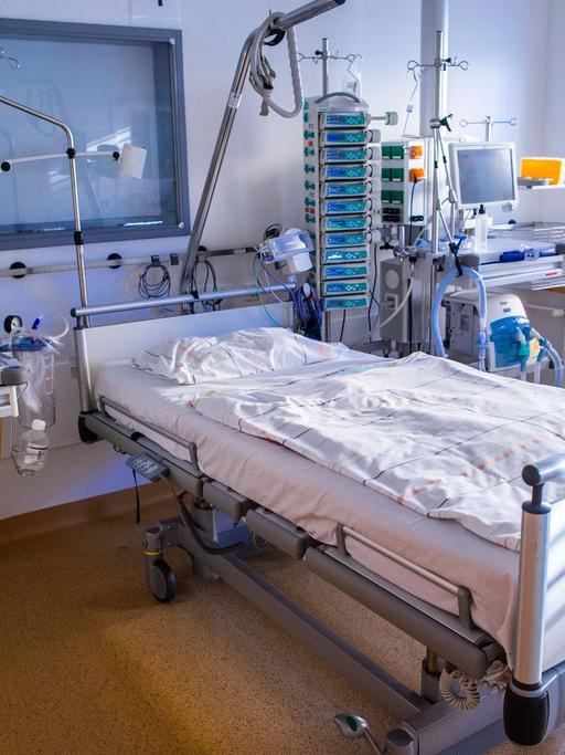 Ein leeres Krankenbett steht in einem Krankenhaus