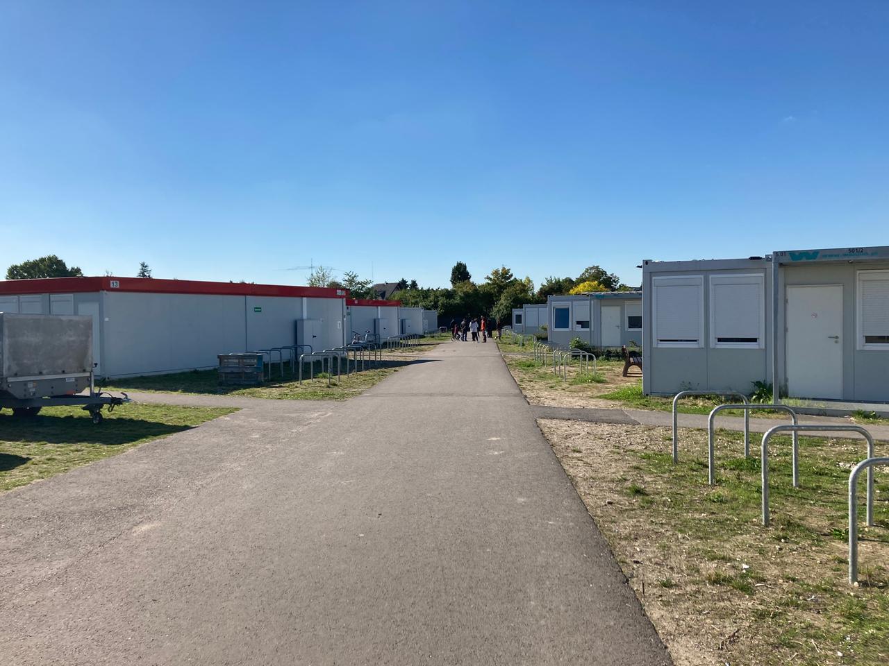 Containerdorf: Unterkunft für Geflüchtete am Rande Berlins. Containerdorf: Unterkunft für Geflüchtete am Rande Berlins.
