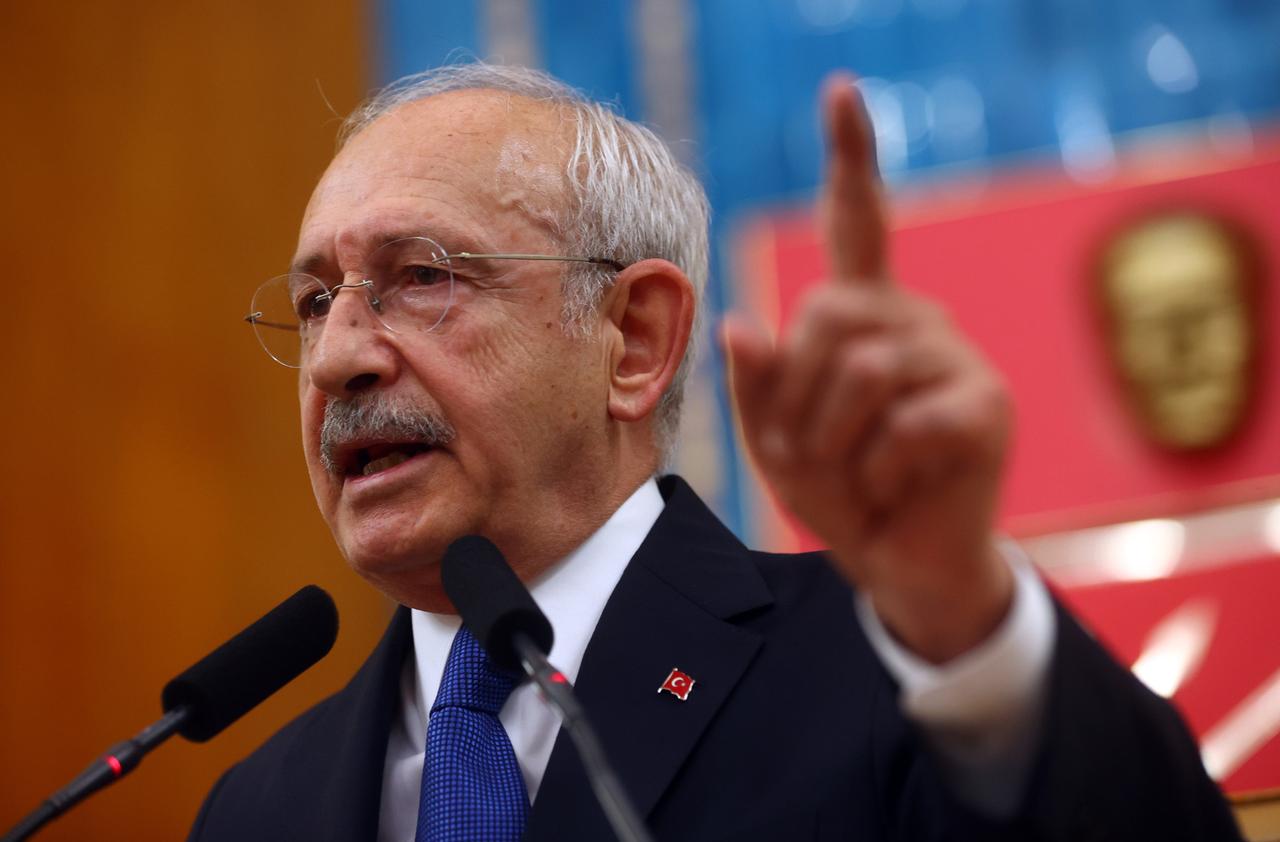 Der CHP-Vorsitzende Kemal Kilicdaroglu spricht bei einer Veranstaltung seiner Partei in Ankara. Den linken Zeigefinger streckt er in die Höhe.