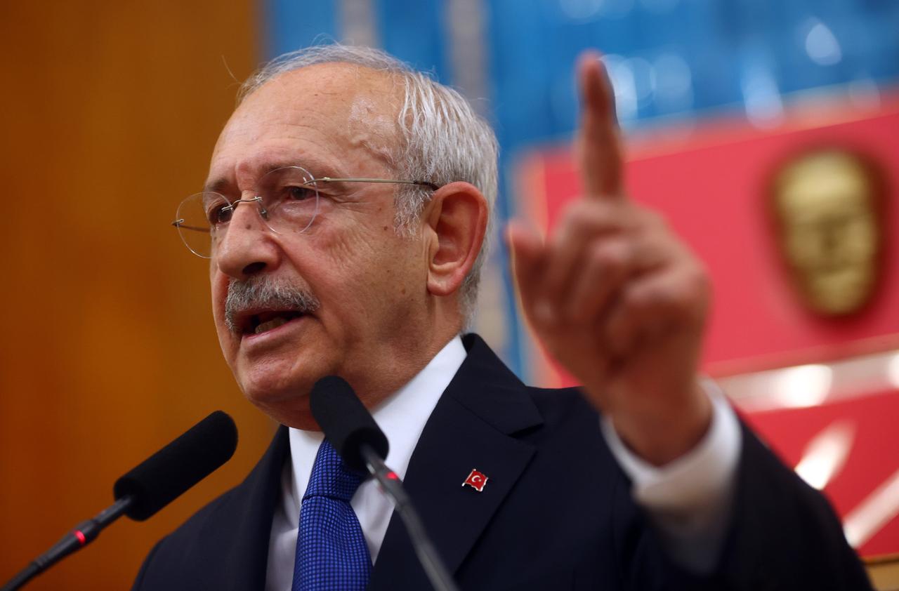 Der CHP-Vorsitzende Kemal Kilicdaroglu spricht bei einer Veranstaltung seiner Partei in Ankara. Den linken Zeigefinger streckt er in die Höhe. Der CHP-Vorsitzende Kemal Kilicdaroglu spricht bei einer Veranstaltung seiner Partei in Ankara. Den linken Zeigefinger streckt er in die Höhe.