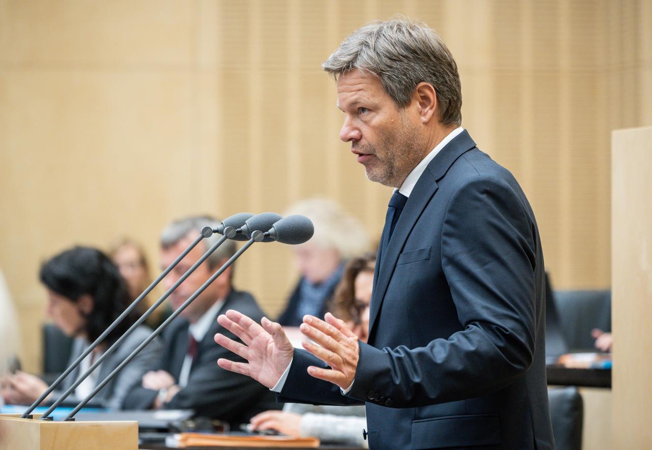 Robert Habeck (Bündnis 90/Die Grünen), Bundesminister für Wirtschaft und Klimaschutz, bei einer Rede im Bundesrat Robert Habeck (Bündnis 90/Die Grünen), Bundesminister für Wirtschaft und Klimaschutz, bei einer Rede im Bundesrat