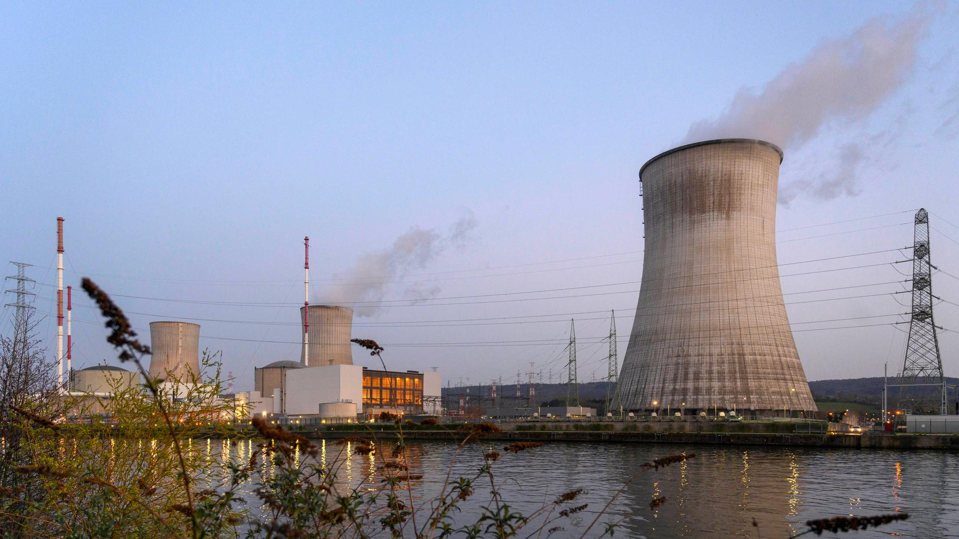 Blick auf die drei Reaktorblöcke des Kernkraftwerks Tihange in Belgien