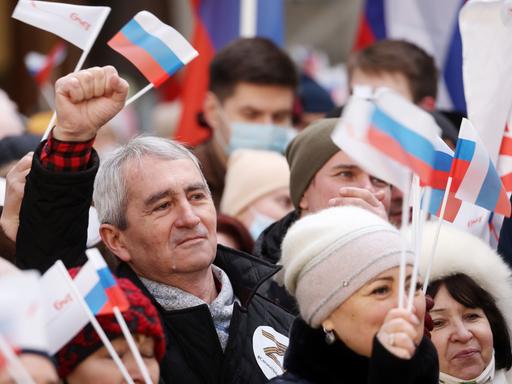 Menschen mit Russlandfahnen in Moskau