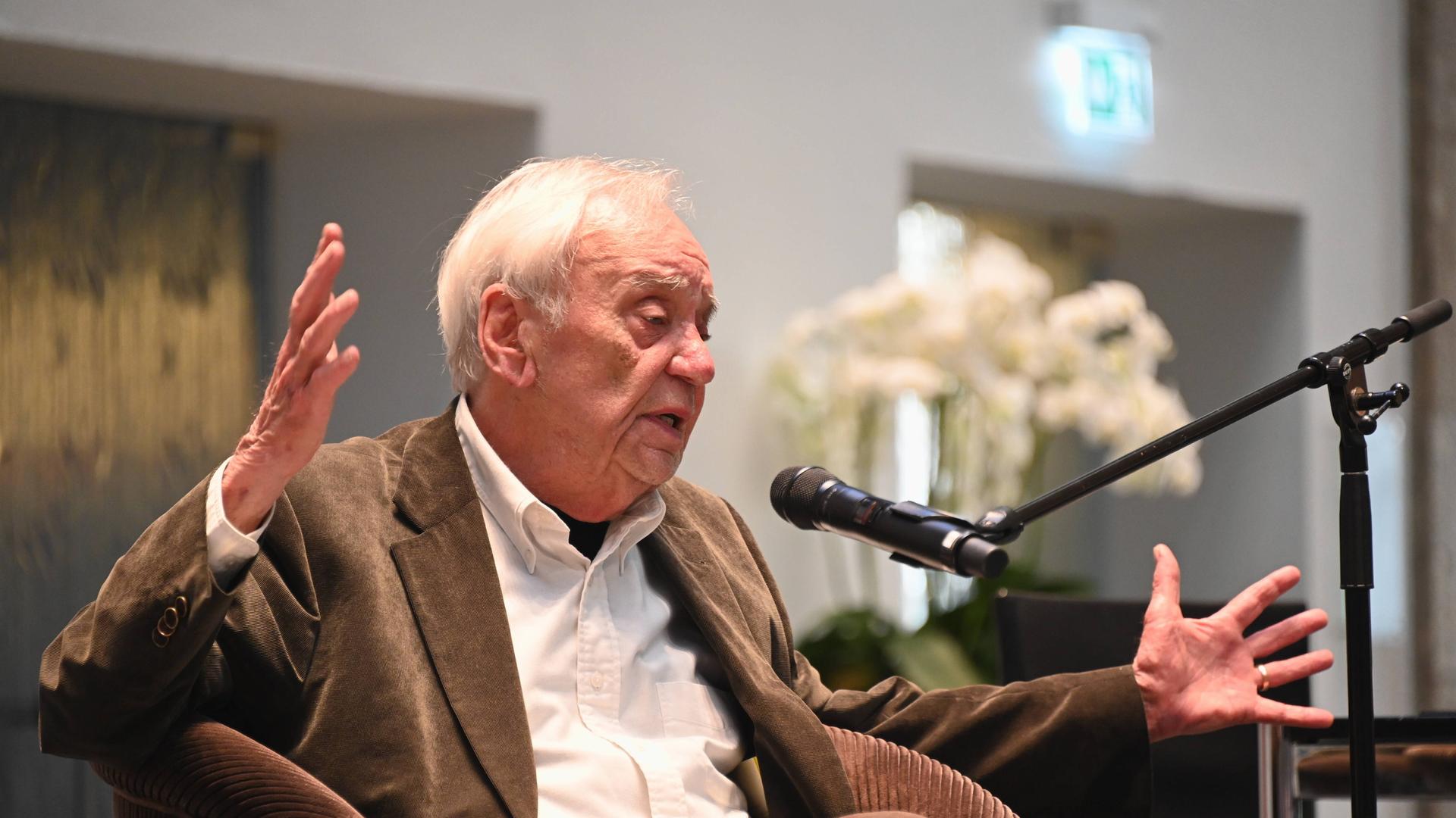 Der Schriftsteller Jürgen Becker beim Empfang im Kölner Rathaus. Im Rahmen des Empfangs stellt Jürgen Becker, der am 10.07. dieses Jahr 90 Jahre alt wird, seine neuesten Werke vor. Der Schriftsteller Jürgen Becker beim Empfang im Kölner Rathaus. Im Rahmen des Empfangs stellt Jürgen Becker, der am 10.07. dieses Jahr 90 Jahre alt wird, seine neuesten Werke vor.