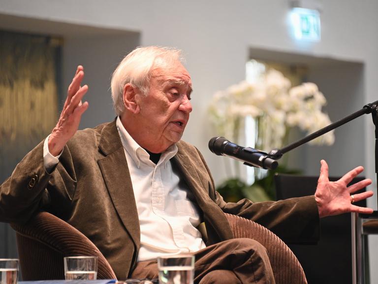 Der Schriftsteller Jürgen Becker beim Empfang im Kölner Rathaus. Im Rahmen des Empfangs stellt Jürgen Becker, der am 10.07. dieses Jahr 90 Jahre alt wird, seine neuesten Werke vor. 