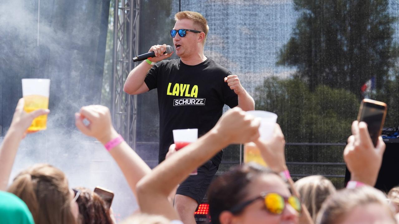 Ein Mann auf einer Bühne, davor Publikum mit Bierbechern in den Händen: Schürze mit "Layla" auf der Mallorca-Live-Party 2022  in Bad Kreuznach.