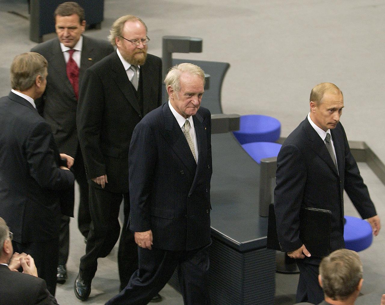 Der russische Präsident Wladimir Putin geht im Deutschen Bundestag im September 2001 nach seiner Rede durch den Plenarsaal, gefolgt von Bundespräsident Johannes Rau, Bundestagspräsident Wolfgang Thierse und Bundeskanzler Gerhard Schröder, links Nordrhein-Westfalens Ministerpräsident Wolfgang Clement. Der russische Präsident Wladimir Putin geht im Deutschen Bundestag im September 2001 nach seiner Rede durch den Plenarsaal, gefolgt von Bundespräsident Johannes Rau, Bundestagspräsident Wolfgang Thierse und Bundeskanzler Gerhard Schröder, links Nordrhein-Westfalens Ministerpräsident Wolfgang Clement.