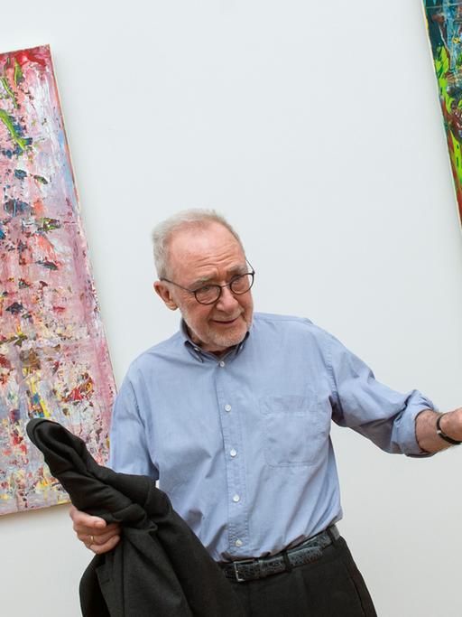 Der Maler Gerhard Richter steht vor abstrakten Gemälden im Albertinum Dresden.