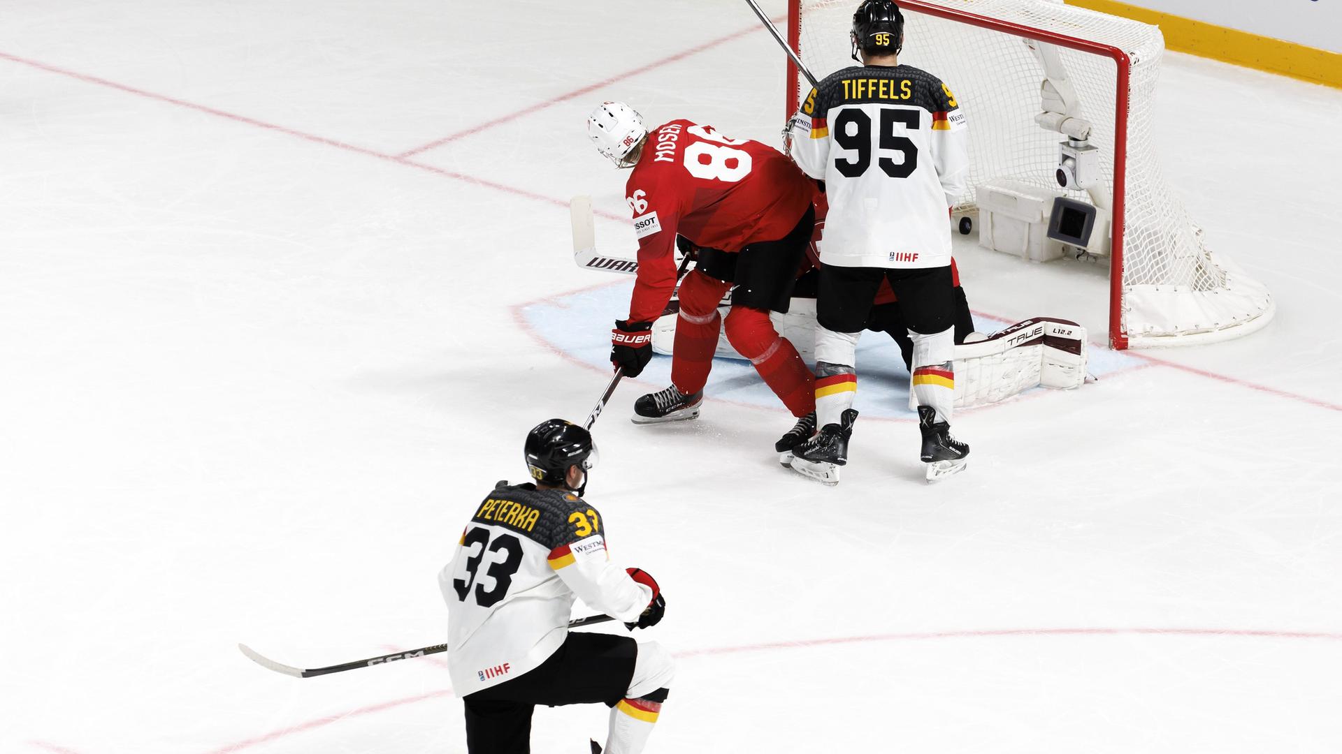 Lettland, Riga: Eishockey: WM, Schweiz - Deutschland, Finalrunde, Viertelfinale in der Arena Riga: John Peterka (l) aus Deutschland trifft zum 1:2. Lettland, Riga: Eishockey: WM, Schweiz - Deutschland, Finalrunde, Viertelfinale in der Arena Riga: John Peterka (l) aus Deutschland trifft zum 1:2.