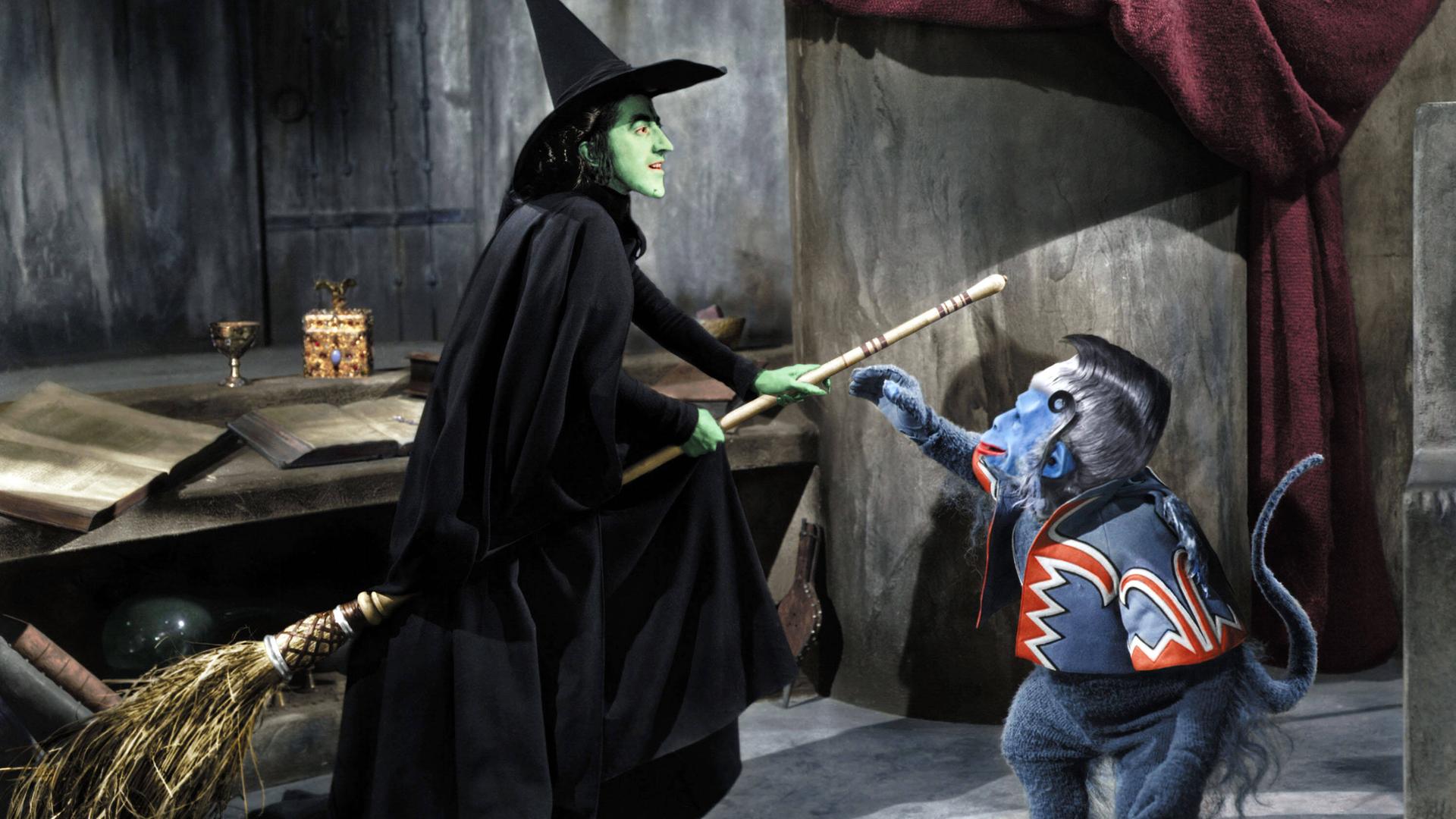 Die böse Hexe des Westens im Kultfilm "Wizard of Oz", wie in der Klischeevorstellung auf dem Besen reitend. 