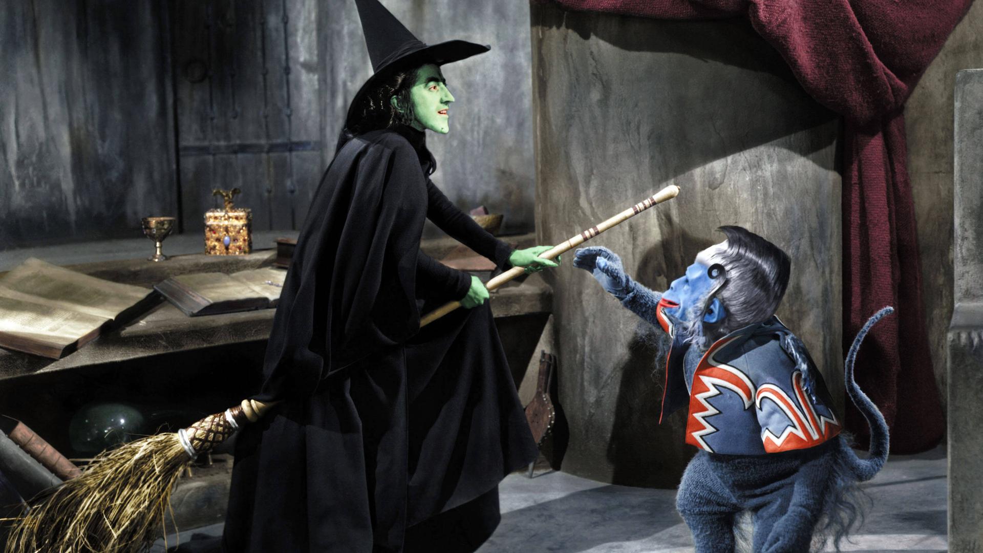 Die böse Hexe des Westens im Kultfilm "Wizard of Oz", wie in der Klischeevorstellung auf dem Besen reitend. Die böse Hexe des Westens im Kultfilm "Wizard of Oz", wie in der Klischeevorstellung auf dem Besen reitend.