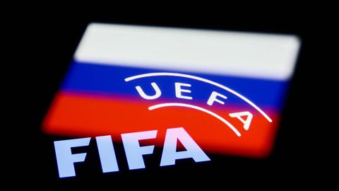 Das Bild zeigt die russische Flagge und auf ihr die Schriftzüge UEFA und FIFA. Das Bild zeigt die russische Flagge und auf ihr die Schriftzüge UEFA und FIFA.