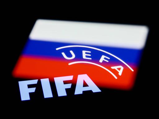 Das Bild zeigt die russische Flagge und auf ihr die Schriftzüge UEFA und FIFA. Das Bild zeigt die russische Flagge und auf ihr die Schriftzüge UEFA und FIFA.