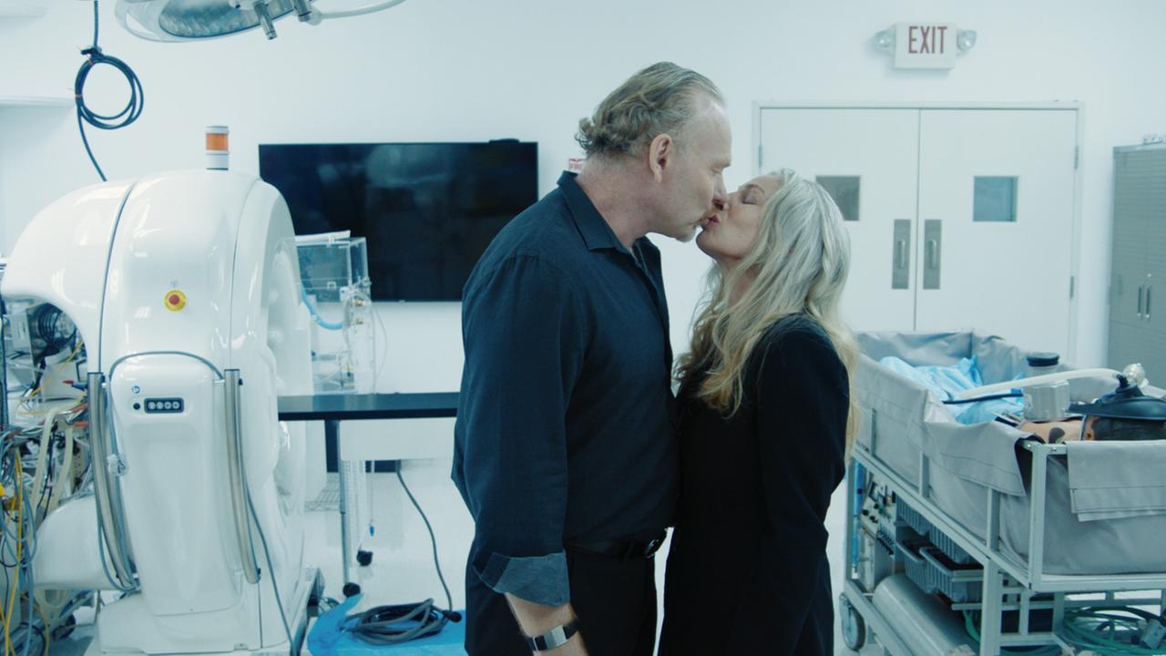 Ein Mann und eine Frau küssen sich in einem Labor. Ein Mann und eine Frau küssen sich in einem Labor.