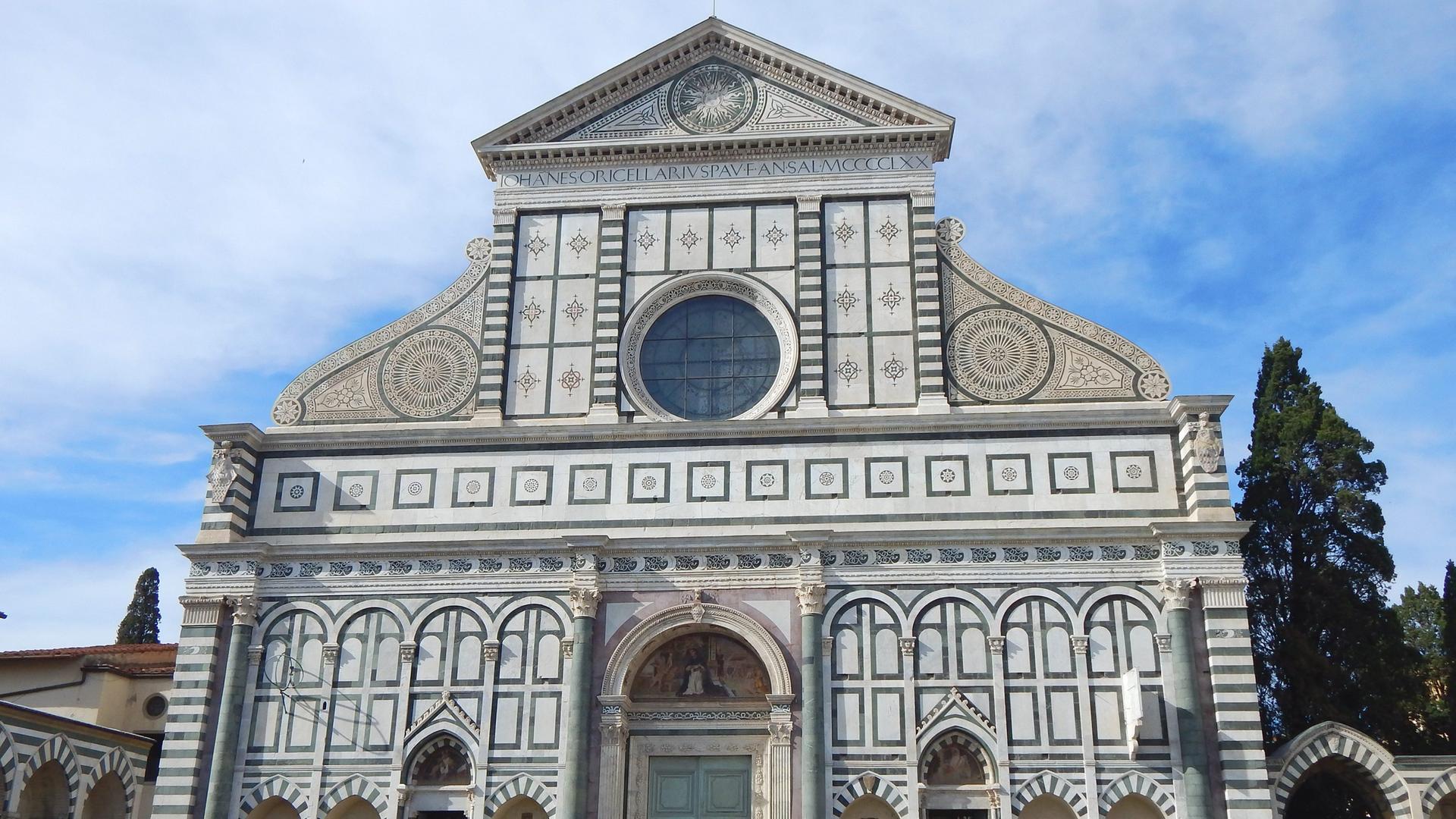Die Klosterkirche Santa Maria Novella in Florenz: ist ein einzigartiges Beispiel gotischer Baukunst in Italien. Die schwarz-weisse Marmorfassade der Basilika wurde Mitte des 15 Jahrhunderts von Leon Battista Alberti geschaffen.