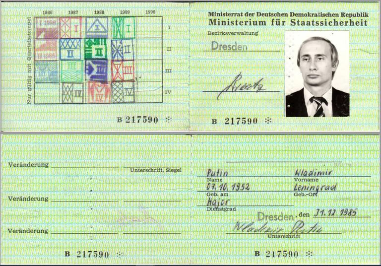 Das Bild zeigt den Stasi-Hausausweis mit dem Foto von Wladimir Putin