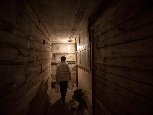 Eine Frau sucht Schutz vor dem Krieg in der Ukraine in einem Keller.