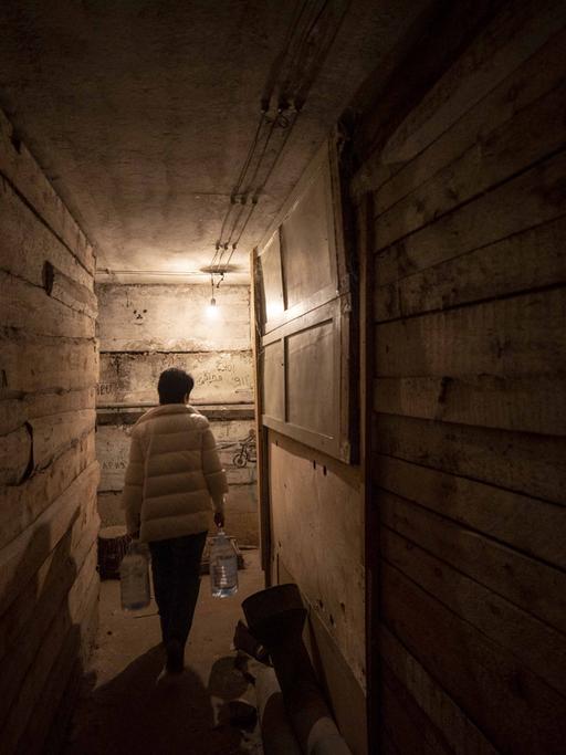 Eine Frau sucht Schutz vor dem Krieg in der Ukraine in einem Keller.